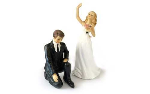 Esküvői ábra - térdelő vőlegény és integetett menyasszony 50% -os akció -