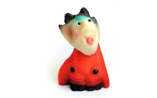 Kis ördög piros kabátban - marcipán figura - Frischmann
